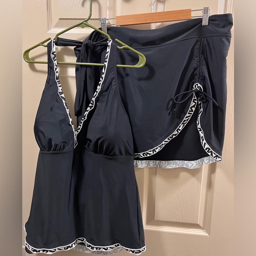 *** SOLD *** 
Beautiful 2-Piece Black & White Plus Size Swimsuit